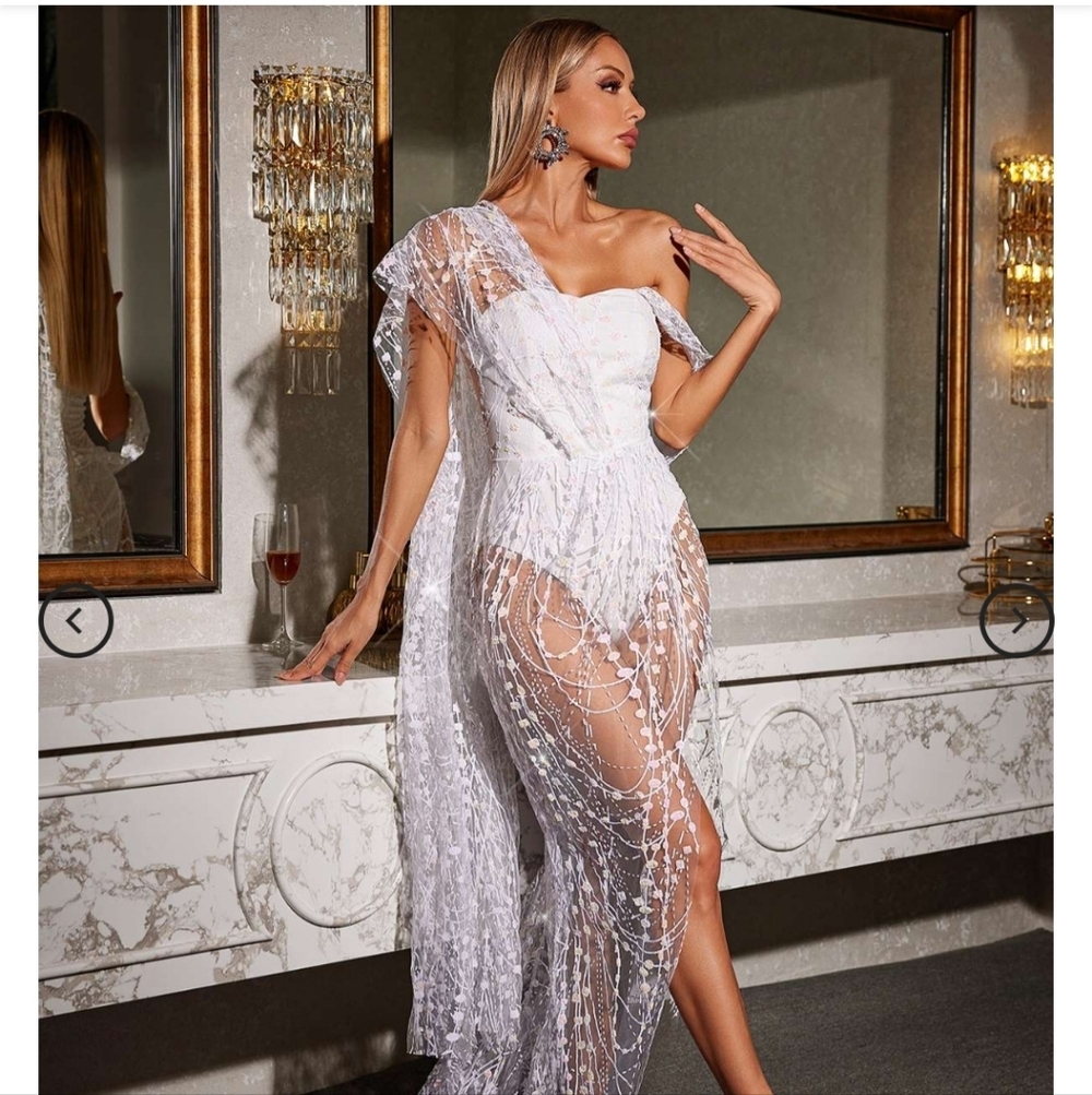 Elegant White Lace Gown - Picture 2 of 6